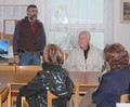 Ředitel František Janák seznamuje hosty s historií školy